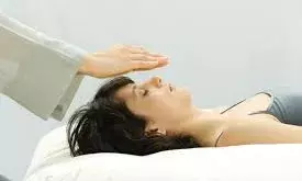 एनर्जी से इलाज… कैसे दूर बैठे मरीज को ठीक कर देती है रेकी?