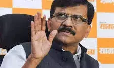 हमने कभी दिल्ली जाकर हाथ नहीं फैलाए, महाराष्ट्र सीएम के एलान में देरी पर संजय राउत का तंज