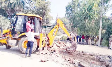 पुलिस व प्रशासन ने हटाया धार्मिक स्थल के पास से अतिक्रमण