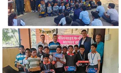 स्वेटर और जूते पाकर खुश हुए नन्हे मुन्ने बच्चे