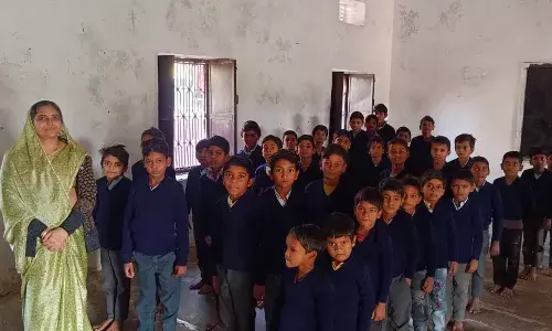 शिक्षिका ने  40 जरूरतमंद छात्रों को  वितरित किए ऊनी वस्त्र