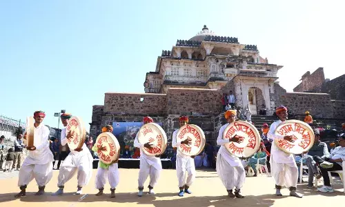 कुंभलगढ़ फेस्टिवल का शोभायात्रा और सांस्कृतिक रंगारंग कार्यक्रमों से हुआ आगाज कुंभलगढ़ फेस्टिवल का शोभायात्रा और सांस्कृतिक रंगारंग कार्यक्रमों से हुआ आगाज