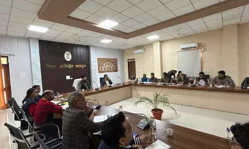 जिला कलेक्टर ने अधिकारियों की ली साप्ताहिक समीक्षा बैठक