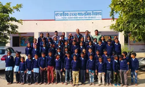 टहुँका स्कूल के विद्यार्थियों को जर्सियाँ वितरीत