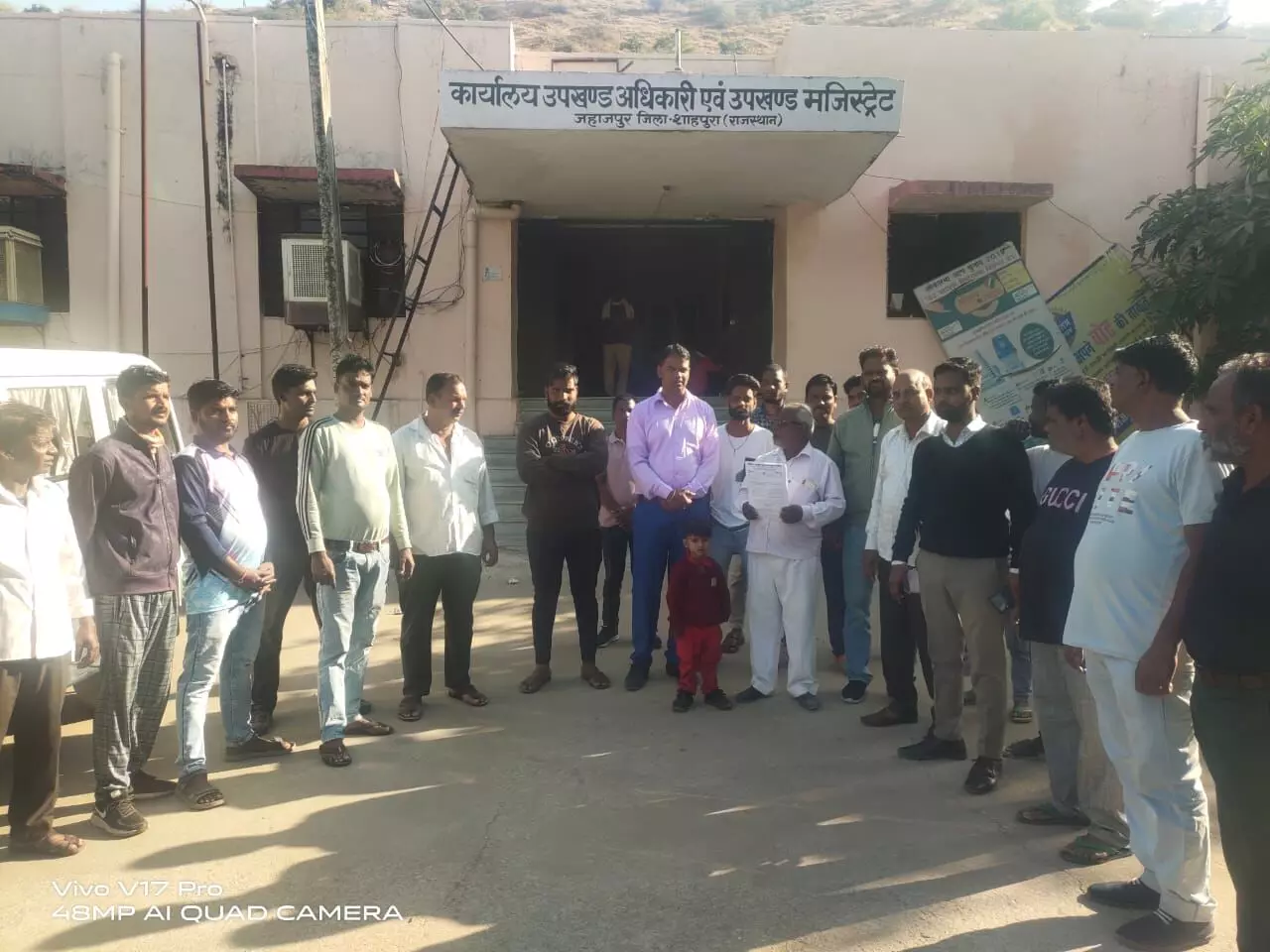 अनुभव प्रमाण पत्र मामले मे सफाई कर्मचारियों की अनिश्चितकालीन हड़ताल