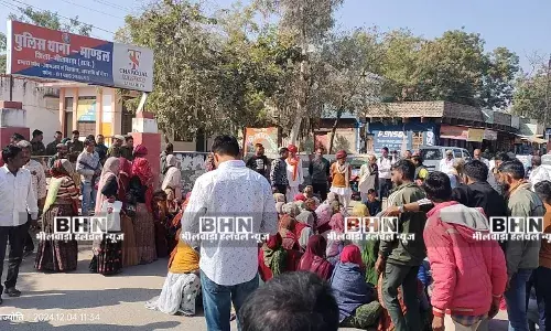 कांता की मौत को हत्या बताकर ग्रामीणों ने किया मांडल थाने पर प्रदर्शन, हत्यारे को फांसी देने की पुलिस से की मांग