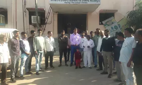 अनुभव प्रमाण पत्र मामले मे सफाई कर्मचारियों की अनिश्चितकालीन हड़ताल