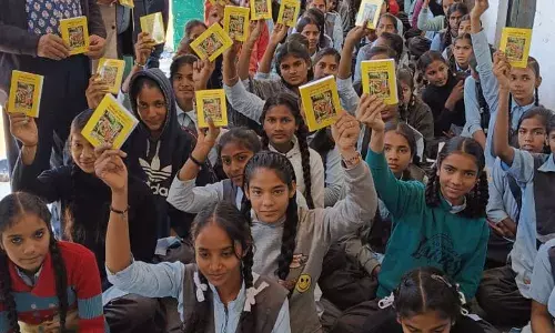 संस्कारवान शिविर में बालिकाओं को दिए रजिस्टर।