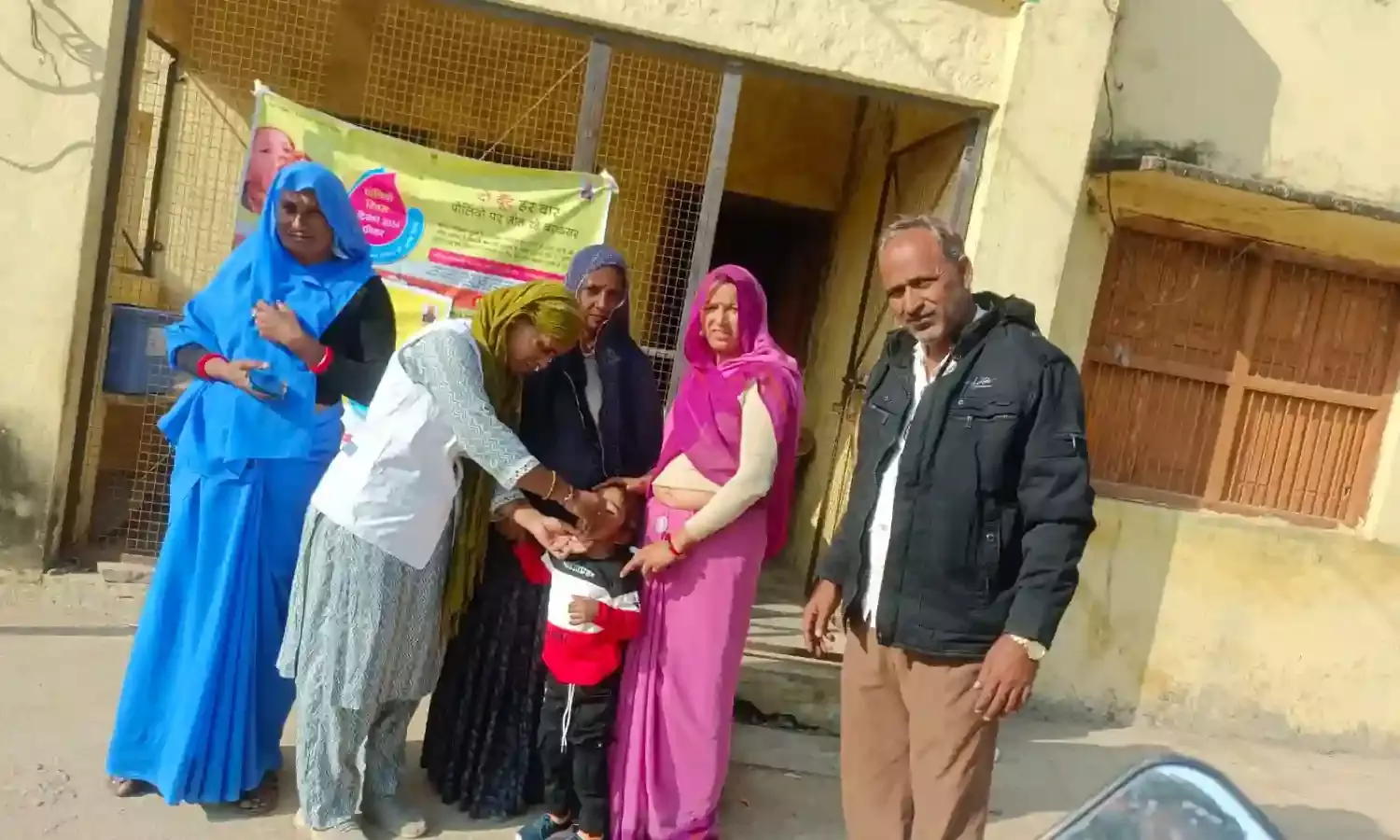 गांगलास में पोलियो की दवा पिलाई उपस्वास्थ्य केंद्र में