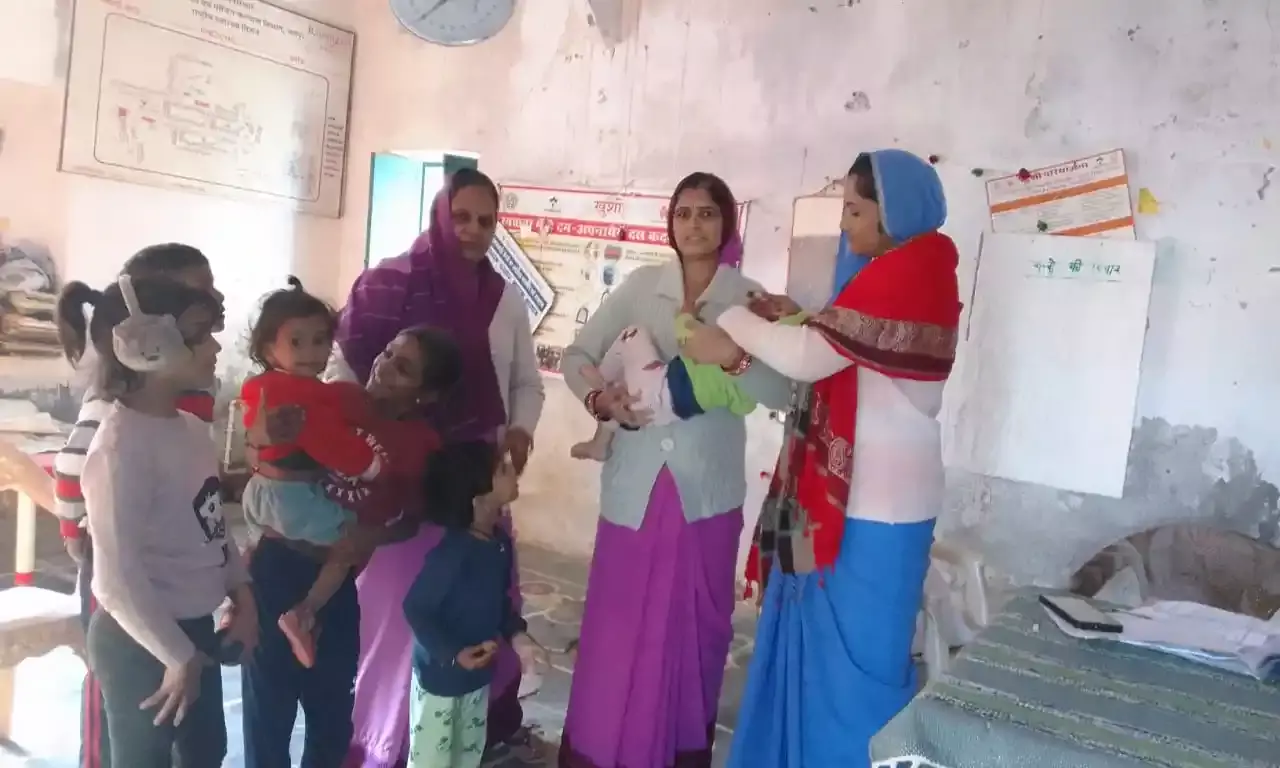 नन्हे मुन्ने बच्चों को दी पोलियो की खुराक
