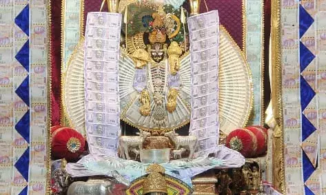कोटड़ी चारभुजा नाथ ने एक लाख 11000 की पोशाक  धारण की ,वर्मा परिवार द्वारा की गई है भेट