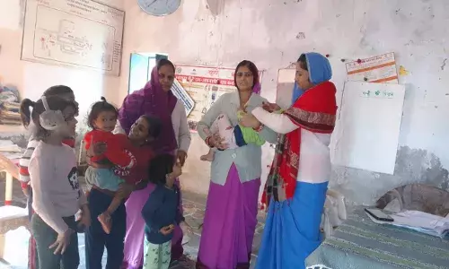 नन्हे मुन्ने बच्चों को दी पोलियो की खुराक