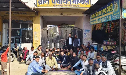 आम रास्ते को बंद करने के विरोध में ग्राम पंचायत के मुख्य गेट पर जाट समाज का धरना