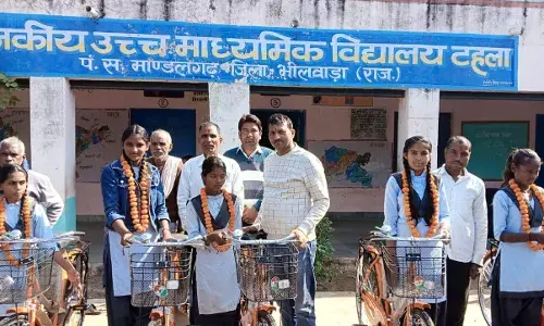 टहला में  बेटियों को साइकिलें वितरीीत