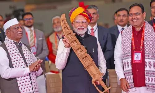 CM भजनलाल ने PM मोदी को भेंट की लकड़ी की तलवार