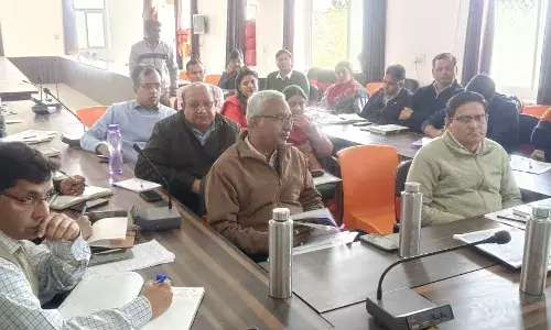 सीएमएचओ ने स्वास्थ्य भवन में ली तैयारीयों को लेकर जिला स्तरीय बैठक