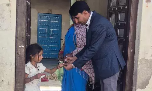 पनोतिया में बच्चों को पोलियो दवा पिलाई