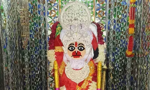 बढ़ती सर्दी के प्रकोप को देखते हुए हनुमान जी महाराज को उन्नी चोला धारण कराया