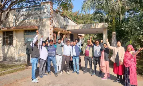 निजीकरण के विरोध में विद्युत वितरण कर्मचारियों ने काली पट्टी बांध किया प्रदर्शन