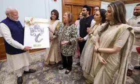 पीएम मोदी से मिलकर रणबीर ने कही ये बात, करीना ने बच्चों के लिए मोदी से लिया खास गिफ्ट