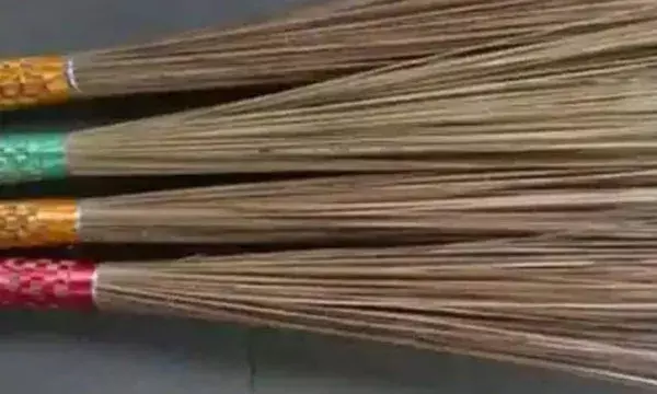 इस दिशा में भूलकर भी न रखें झाडू, घर में आती है दरिद्रता