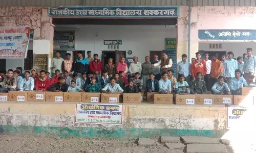 शक्करगढ़ विधालय में 78 विद्यार्थियों को कौशल विकास कीट वितरित किए