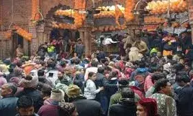 बांकेबिहारी मंदिर में आस्था का जनसैलाब, भीड़ में फंस कर दो महिला श्रद्धालु बेहोश; मची अफरा-तफरी