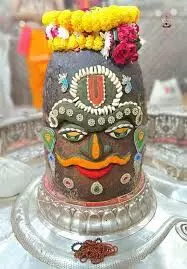 भव्य मुकुट और वैष्णव तिलक में सजे बाबा महाकाल, किसी ने अभिषेक पात्र तो किसी ने दिया चांदी का नाग