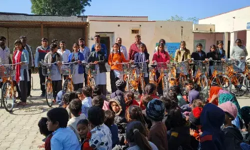 गणेशपुरा में छात्राओ को साईकिलें वितरीत