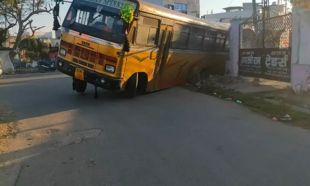 श्रमिकों को लेकर जा रही बस नाले में गिरी बड़ा हादसा टला