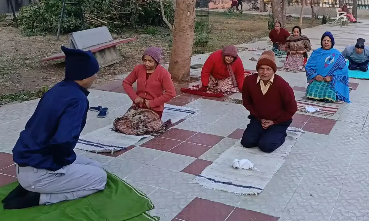 गलन भरी ठिठुरन में भी, कर रहे योगाभ्यास