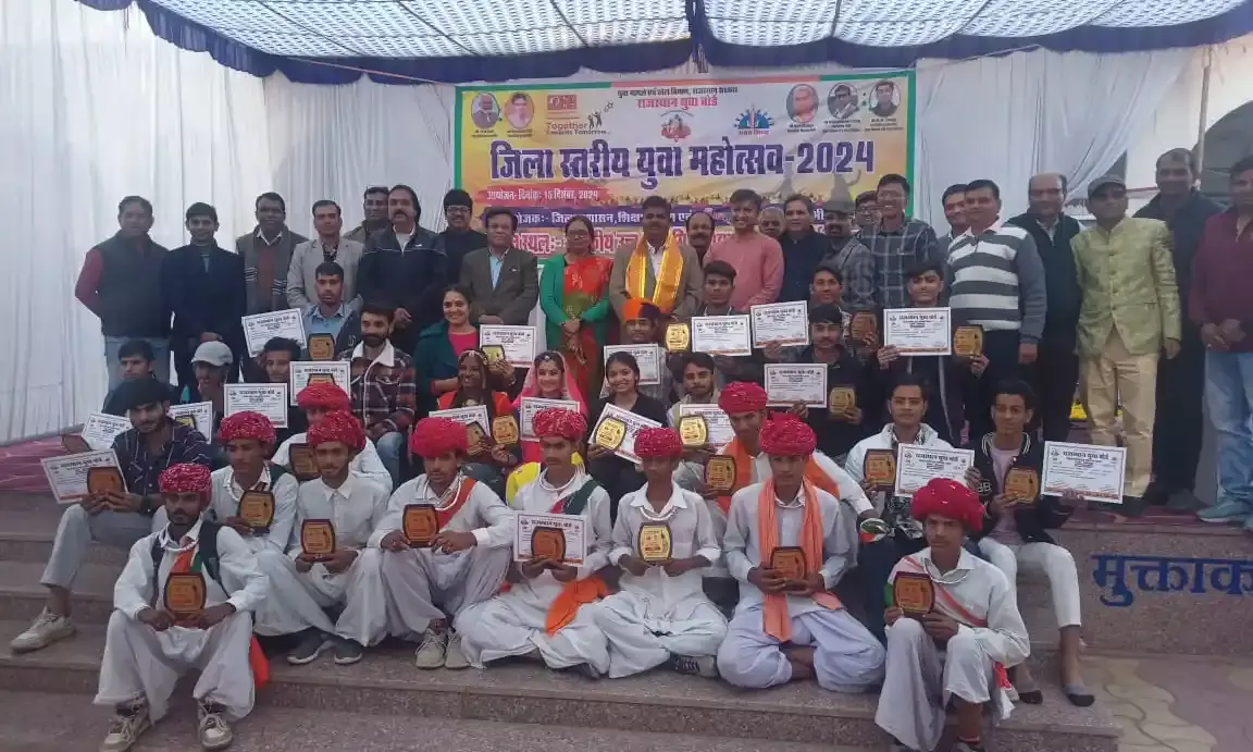 जिला स्तरीय युवा महोत्सव में मंच पर बिखरी युवाओं की प्रतिभाएंविजेताओं को किया पुरस्कृत