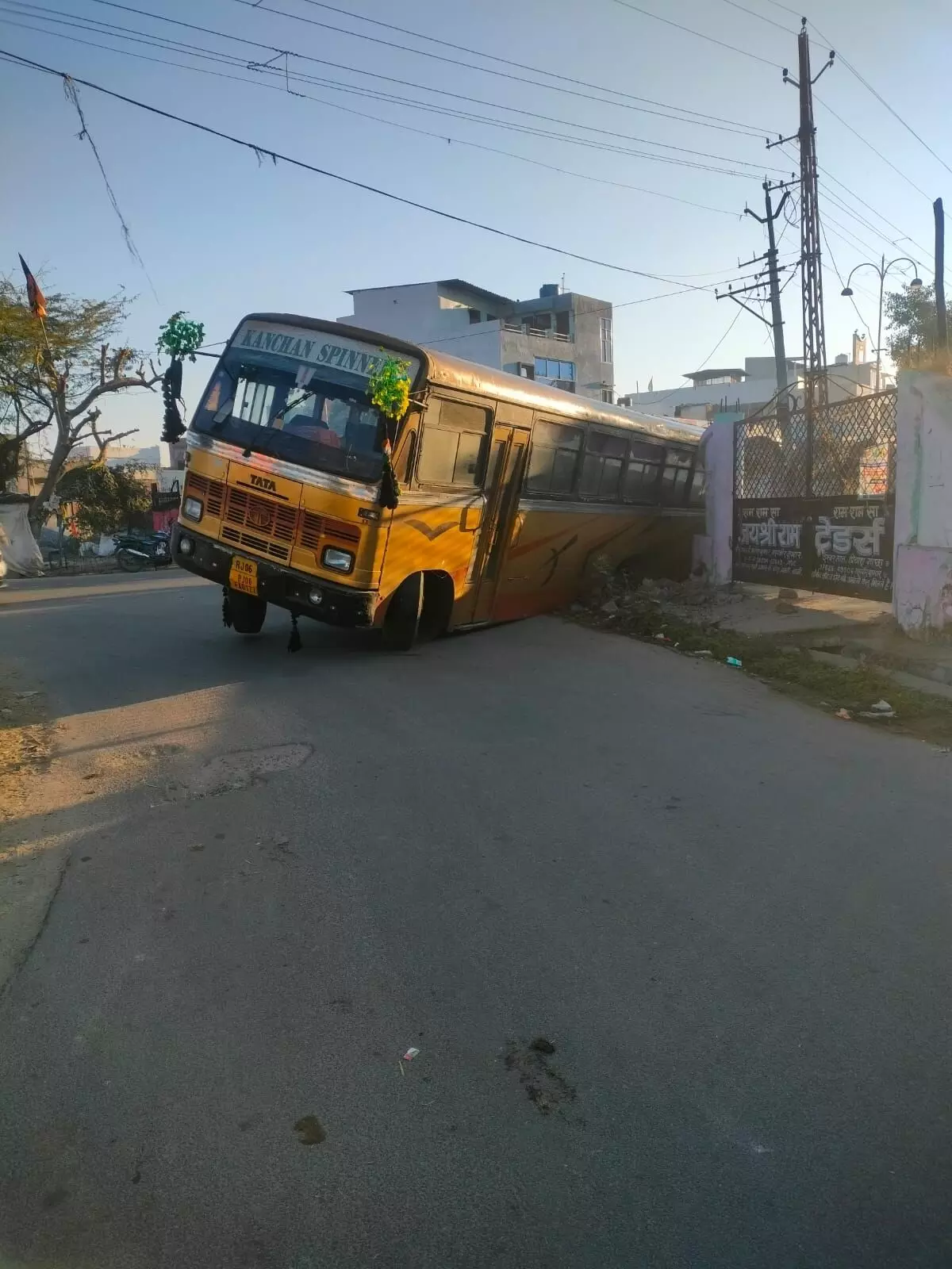 श्रमिकों को लेकर जा रही बस नाले में गिरी बड़ा हादसा टला