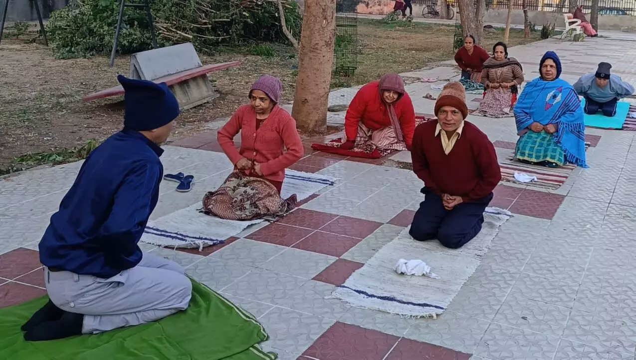 गलन भरी ठिठुरन में भी, कर रहे योगाभ्यास