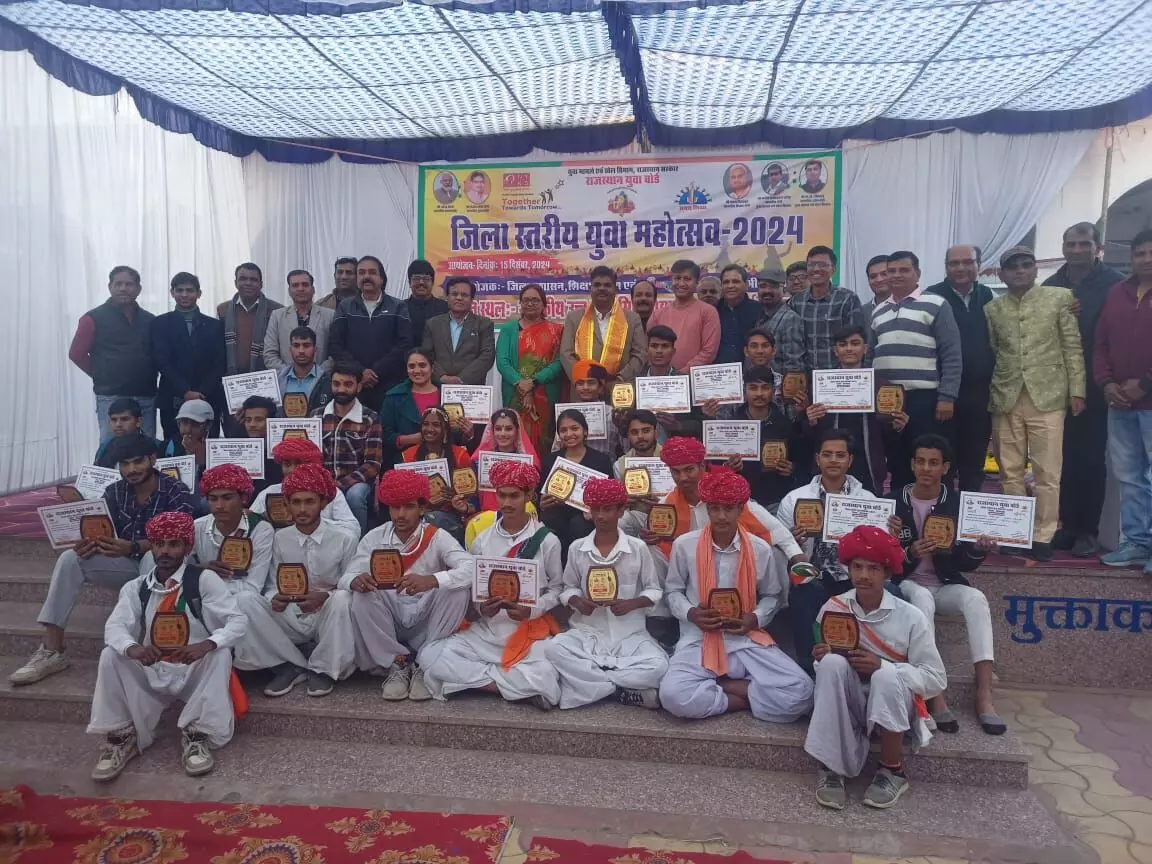 जिला स्तरीय युवा महोत्सव में मंच पर बिखरी युवाओं की प्रतिभाएंविजेताओं को किया पुरस्कृत