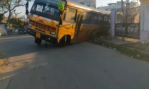 श्रमिकों को लेकर जा रही बस नाले में गिरी बड़ा हादसा टला