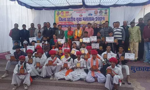 जिला स्तरीय युवा महोत्सव में मंच पर बिखरी युवाओं की प्रतिभाएंविजेताओं को किया पुरस्कृत