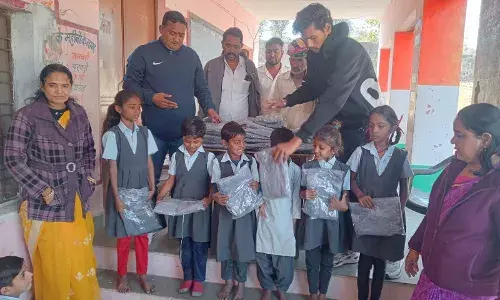 माण्डलगढ़ में स्कूली छात्रों को किए स्वेटर वितरित