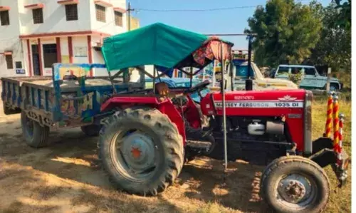 पुलिस की अवैध बजरी पर कार्यवाही, ट्रैक्टर ट्राेली जब्त पुलिस की अवैध बजरी पर कार्यवाही, ट्रैक्टर ट्राेली जब्त