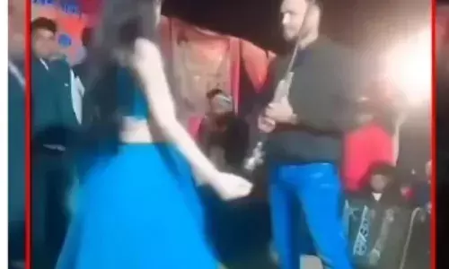 तेरे ब्याह में गोली चलेगी...  पर हथियार के साथ उप्र के नाचने वाले युवक को  मध्य प्रदेश पुलिस ने  दिखाई हवालात