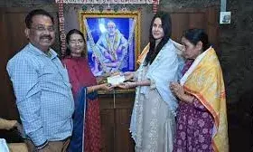 सास के साथ शिरडी पहुंचींं कैटरीना, हाथ जोड़े भक्ति में लीन नजर आईं