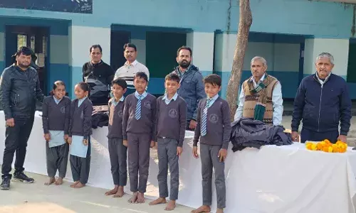 धोरेला में छात्रों को जर्सी वितरित