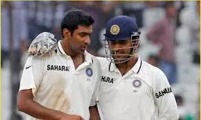 गावस्कर ने अश्विन के बीच सीरीज में संन्यास लेने की तुलना धोनी के 2014-15 के फैसले से की