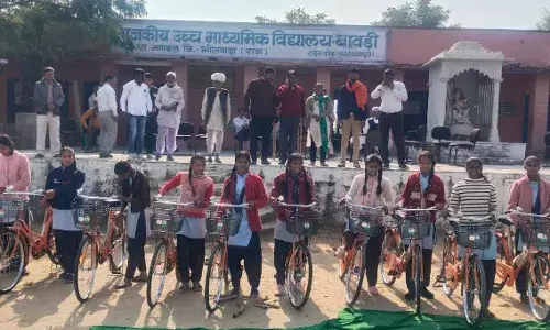 बावड़ी विद्यालय में छात्राओं को साईकिलें वितरीत