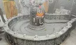 भस्म आरती में मखाने की माला से सजे बाबा महाकाल, श्रद्धालु ने किया रजत त्रिशूल का दान