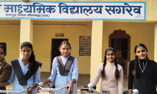 सगरेव स्कूल में 27 छात्राओं को साइकिलें वितरित की
