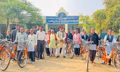 विधायक पितलिया ने नाथडीयास स्कूल में छात्राओं को साइकिलें वितरित की
