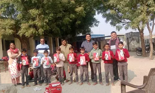 लाम्बिया विद्यालय के छात्रों को भामाशाहों ने किए शूज वितरण