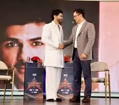 ताहा शाह बदुशाह ने हाल ही में एक पुरस्कार समारोह में ब्रेकथ्रू परफॉर्मर ऑफ द ईयर का पुरस्कार जीता ताहा शाह बदुशाह ने हाल ही में एक पुरस्कार समारोह में ब्रेकथ्रू परफॉर्मर ऑफ द ईयर का पुरस्कार जीता