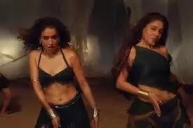 सान्या मल्होत्रा ने की सुनिधि चौहान के इवेंट में दमदार सरप्राइज एंट्री, अपने डांस मूव्स से सबको किया हैरान सान्या मल्होत्रा ने की सुनिधि चौहान के इवेंट में दमदार सरप्राइज एंट्री, अपने डांस मूव्स से सबको किया हैरान